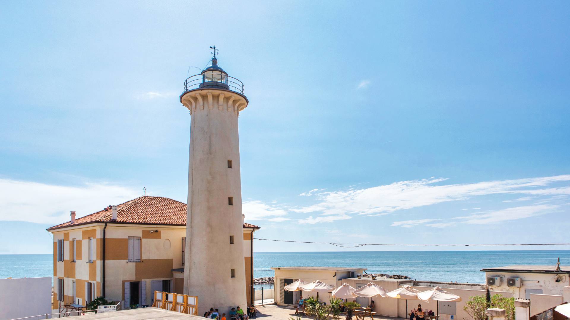 Leuchtturm in Bibione an der Adria Venetien Meer Sommer