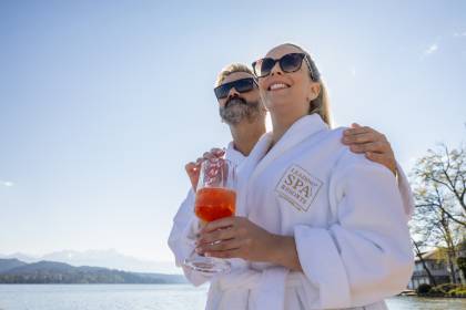 Pärchen mit Bademantel und Getränk