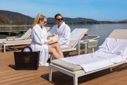 Pärchen am See entspannen