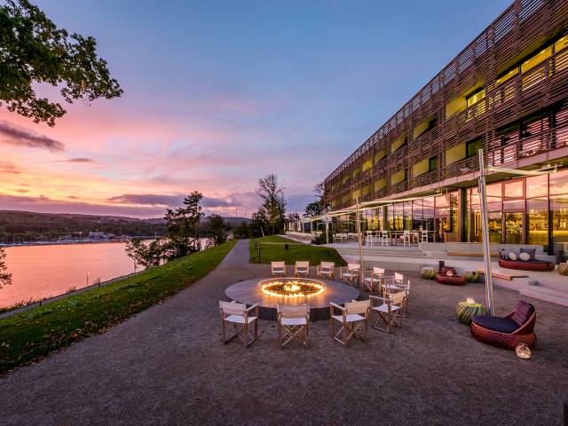 Hotel mit Seeblick und Feuerstelle
