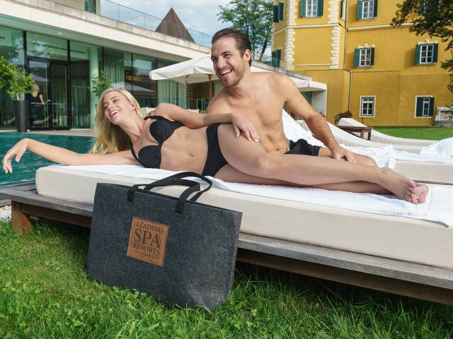 Mann und Frau auf Sonnenliege