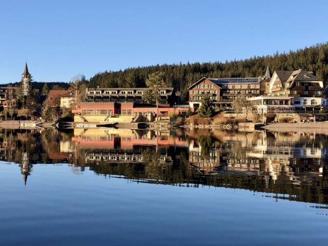 Hotelanlage mit See