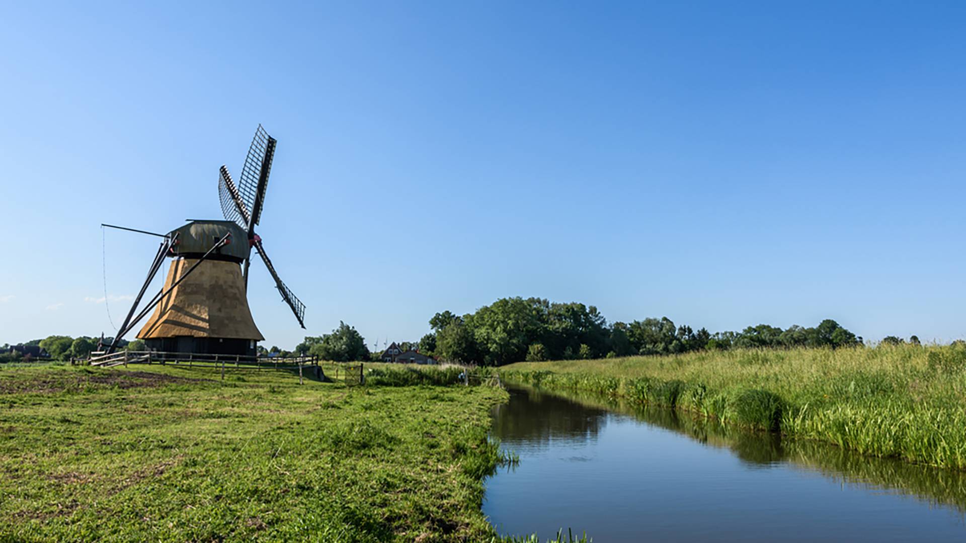 Niedersachsen Windmühle am Fluss