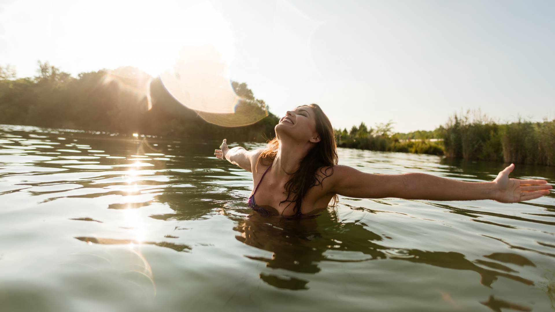 Frau schwimmt in See
