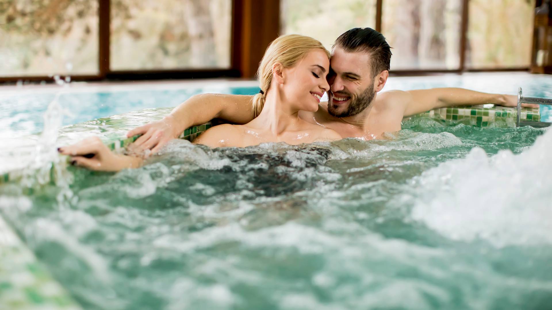 Frau und Mann liegen im Whirlpool