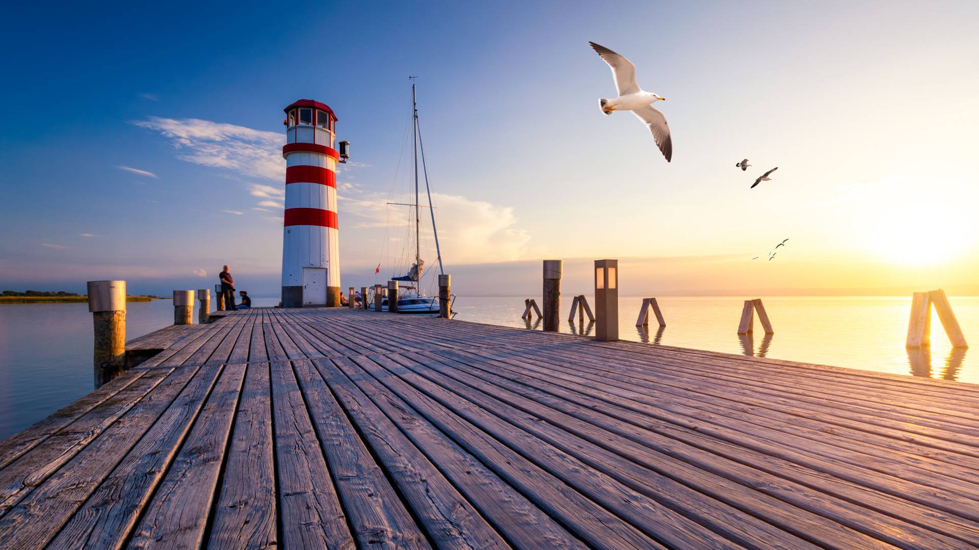 Leuchtturm am Neusiedlersee bei Sonnenuntergang, Neusiedl in Burgenland Österreich