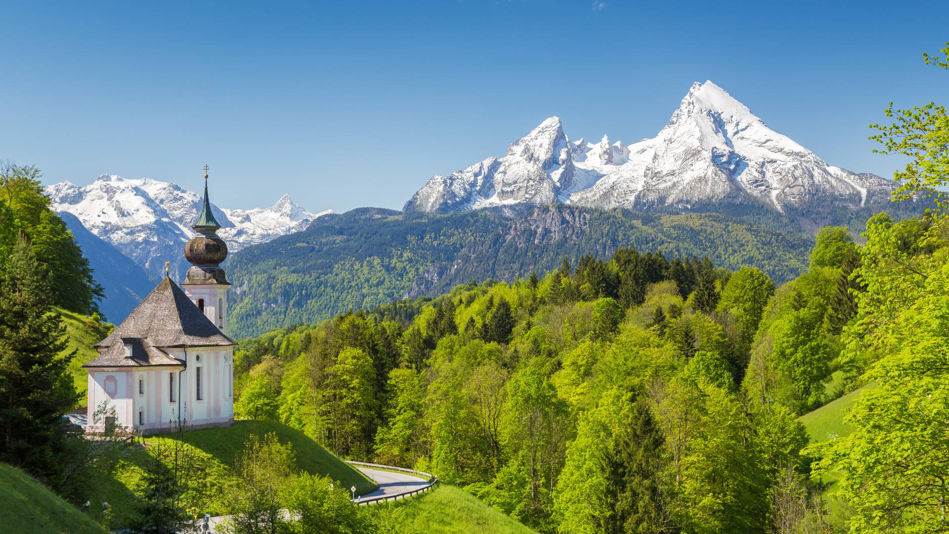 Berchtesgadener Land in Bayern Deutschland Kirche Berge Frühling