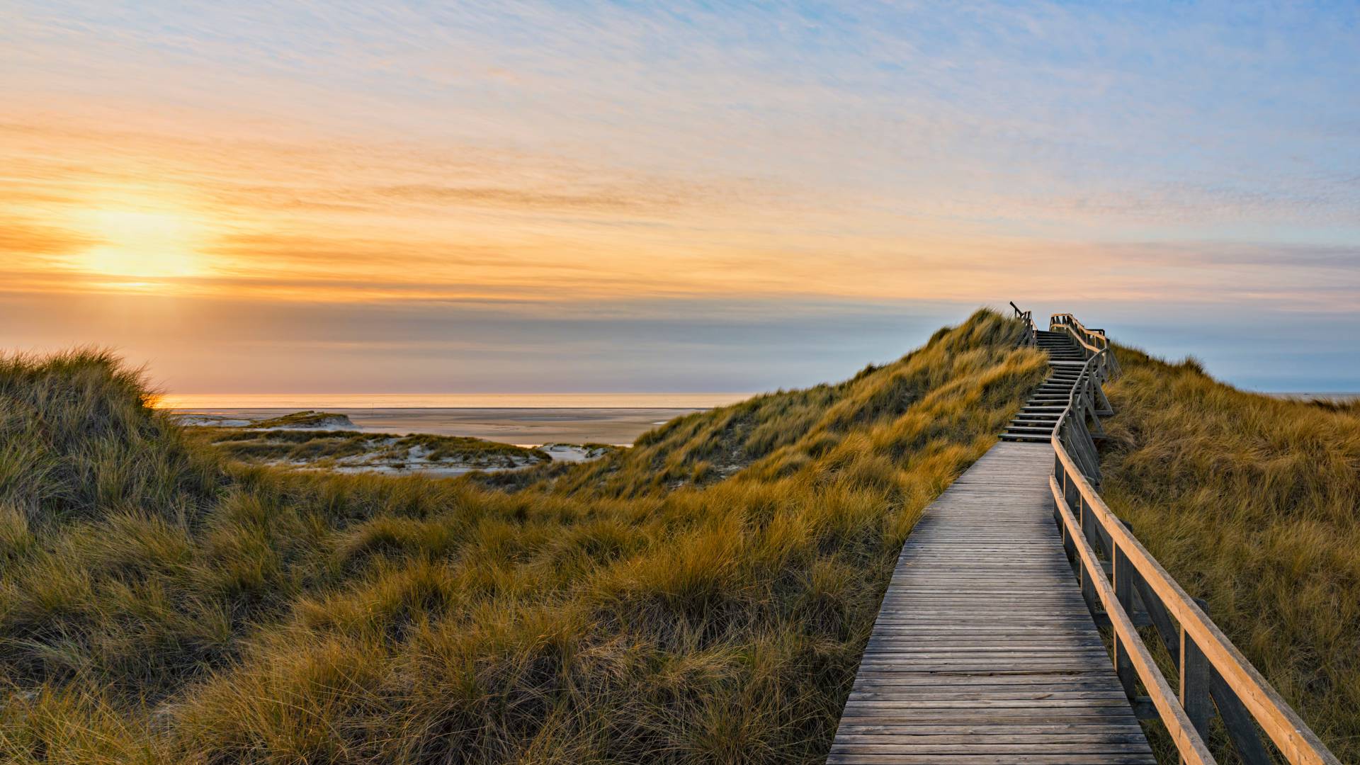 Holzweg und Treppe über die Dünen zum Strand von Norddorf, Sonnenuntergang, Schleswig Holstein in Deutschland