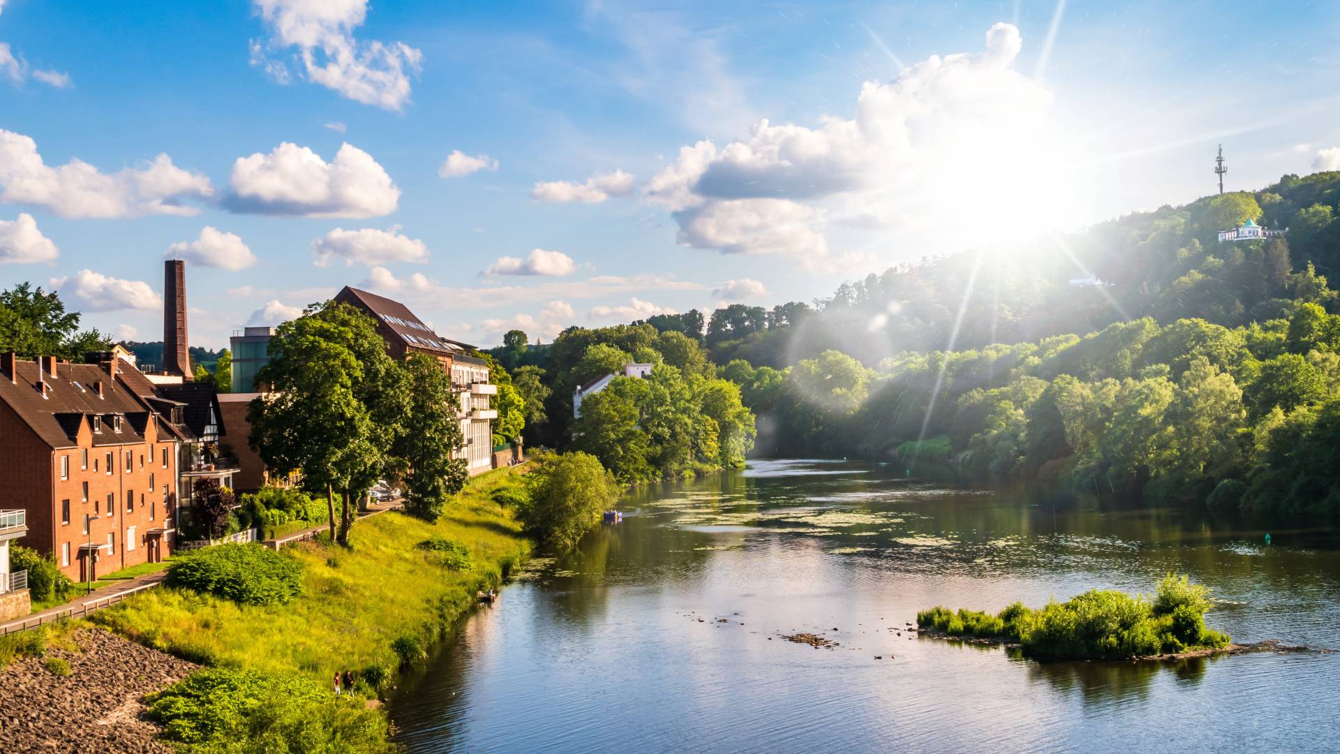 Essen Werden an der Ruhr im Sonnenlicht Fluss Sommer 