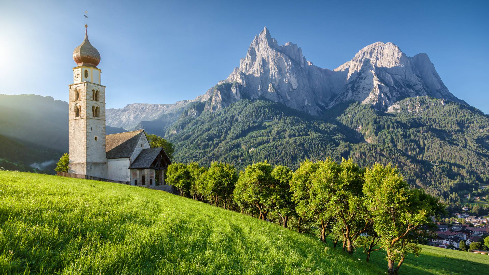 Seis am Schlern Dolomiten Südtirol Italien Kirche Berge