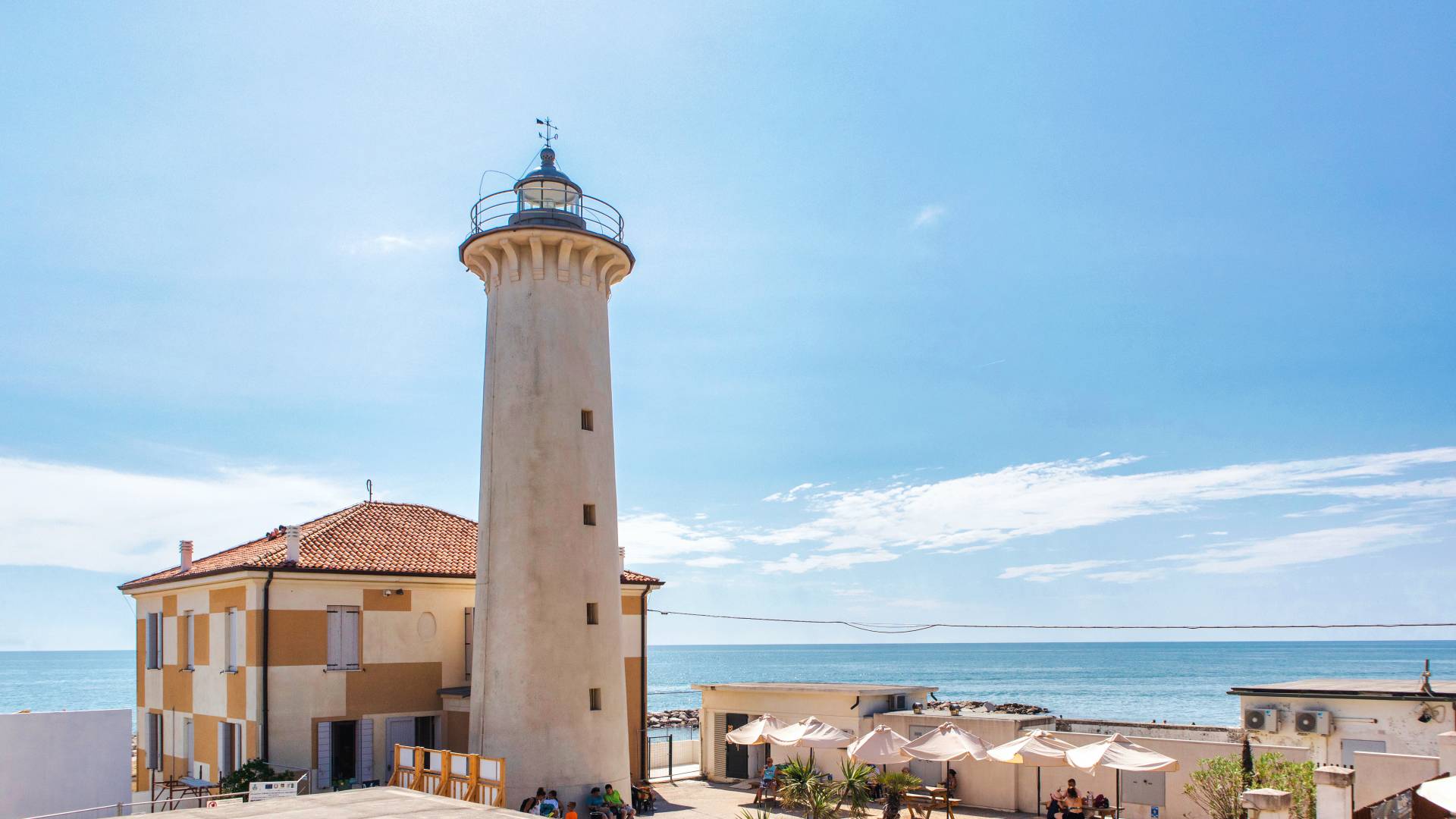 Leuchtturm in Bibione an der Adria Venetien Meer Sommer