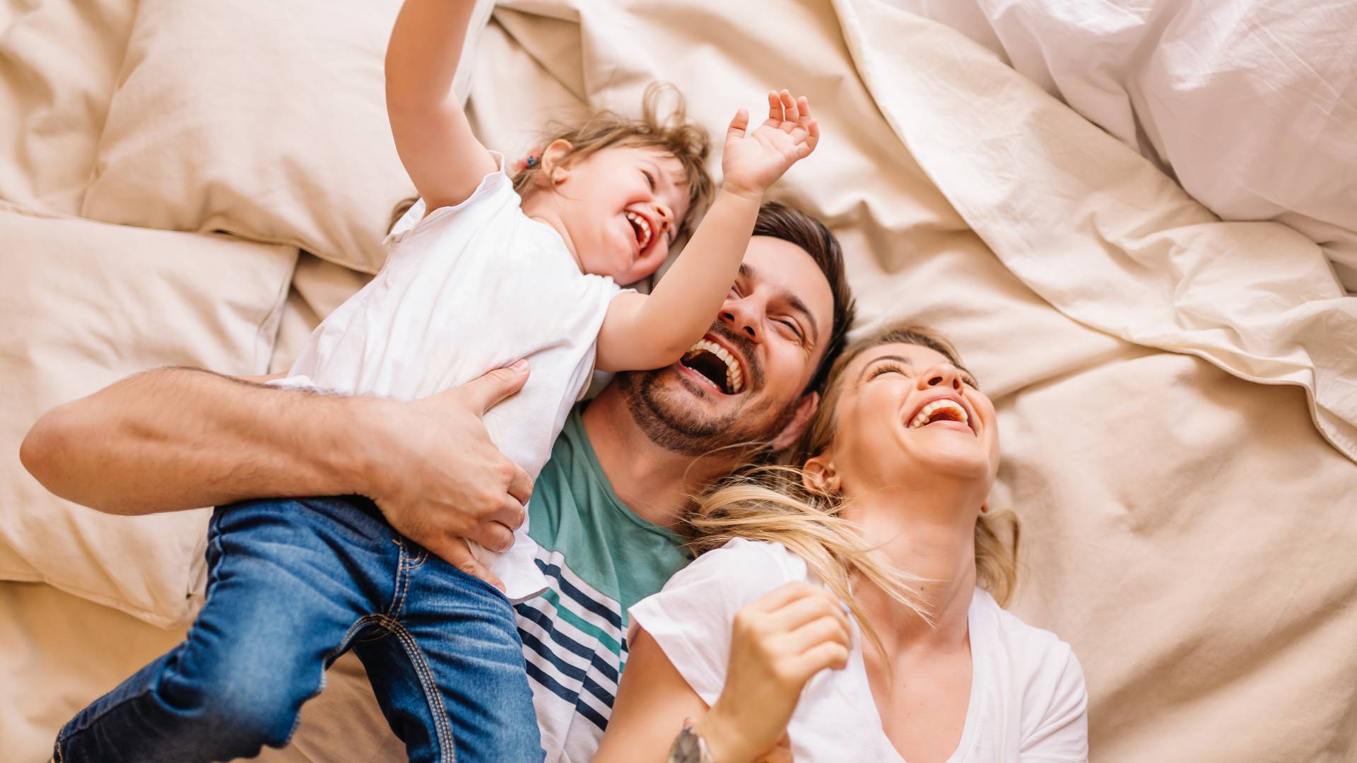 Familie hat Spaß beim kuscheln im Bett