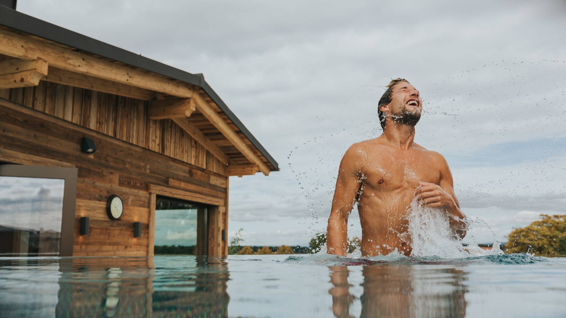 Mann in Aussenpool
