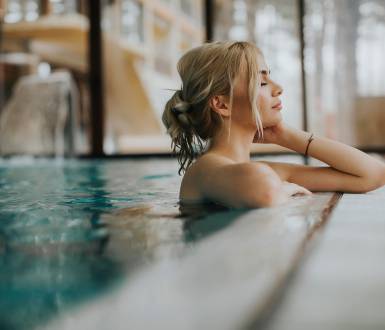 Frau entspannt im Innenpool