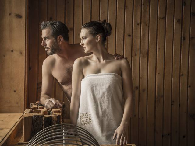 Maann und Frau in Sauna