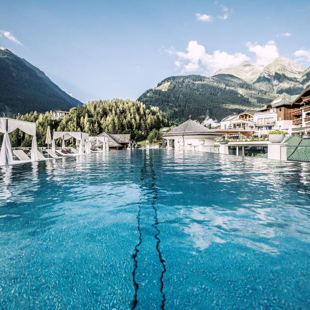 Aussenpool mit Bergblick in Österreich