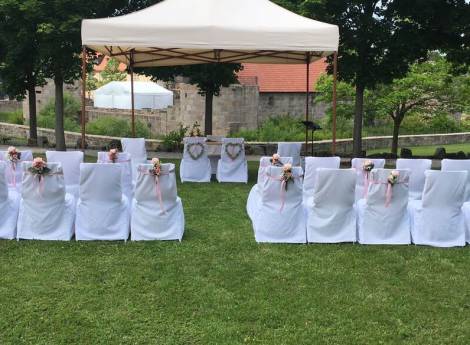 Extraordinary celebrations and weddings with a castle atmosphere! symbolic picture