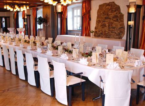 Extraordinary celebrations and weddings with a castle atmosphere! symbolic picture