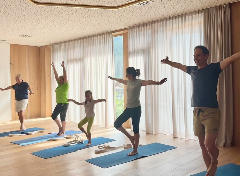 Yoga mit Bergpanorama – Luxus trifft Achtsamkeit Symbolfoto