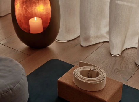 Yoga mit Bergpanorama – Luxus trifft Achtsamkeit Symbolfoto