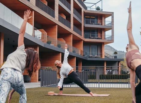 Yoga mit Bergpanorama – Luxus trifft Achtsamkeit Symbolfoto