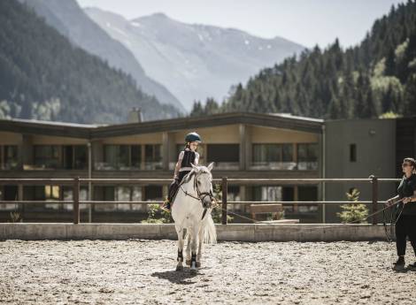 Familienurlaub mit Kinderbetreuung im Hotel Feuerstein in Südtirol Symbolfoto