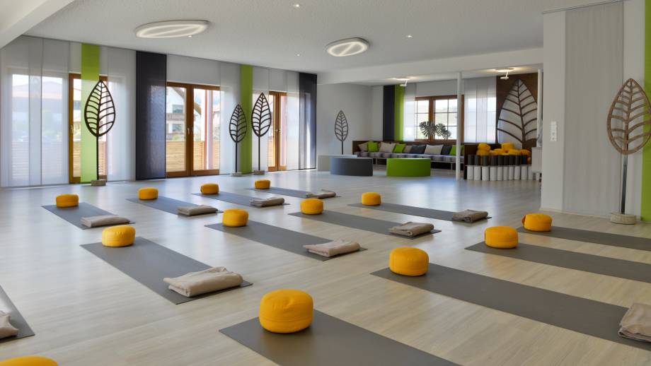 Yoga Urlaub im Hotel Freund Symbolfoto